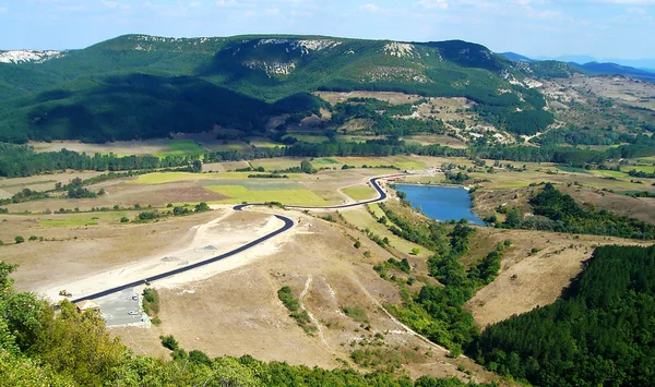 Yeni asfalt yol dağ
