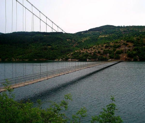 커 르 잘 리 댐 불가리아에서 보행자 밧줄 교량 — 스톡 사진