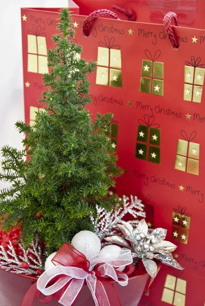 Árvore de decoração de Natal em vaso vermelho — Fotografia de Stock