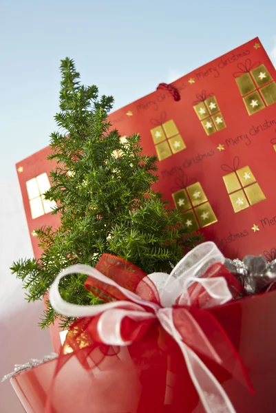 Árvore de decoração de Natal em vaso vermelho — Fotografia de Stock