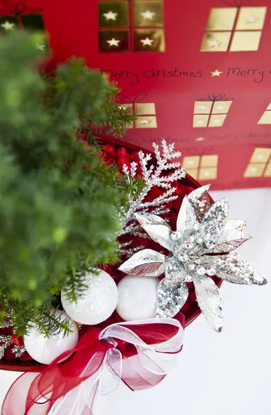 Árvore de decoração de Natal em vaso vermelho — Fotografia de Stock