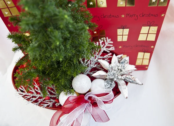 Árvore de decoração de Natal em vaso vermelho — Fotografia de Stock