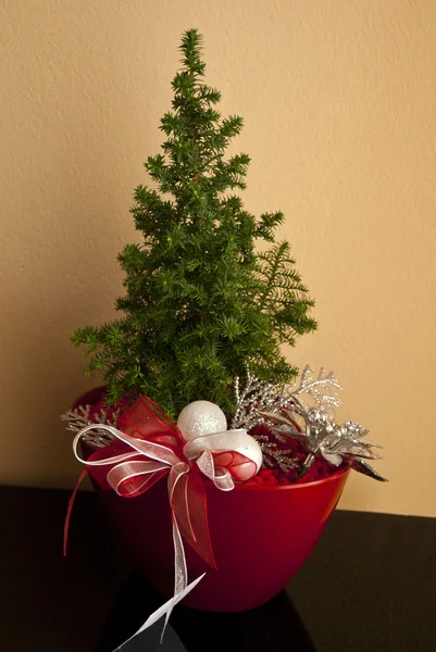 Christbaumschmuck im roten Topf — Stockfoto