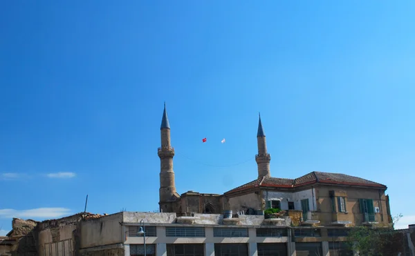 Iki minare ve bayrak Türkiye ve Kuzey Kıbrıs Türk Cumhuriyeti — Stok fotoğraf