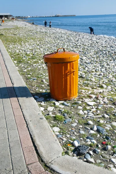 Orange dustbin on the beach alley — Stock Photo, Image