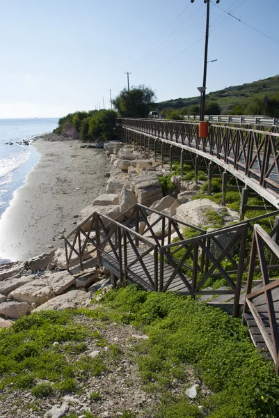 Ahşap yaya köprüsü üzerinde sahil, Akdeniz, Kıbrıs — Stok fotoğraf