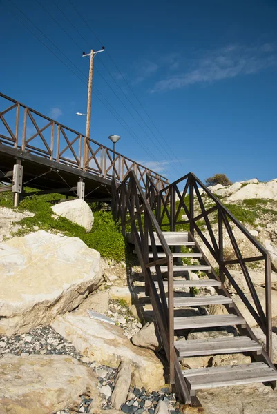 Ponte pedonale in legno sulla costa del Mar Mediterraneo, Cipro — Foto Stock