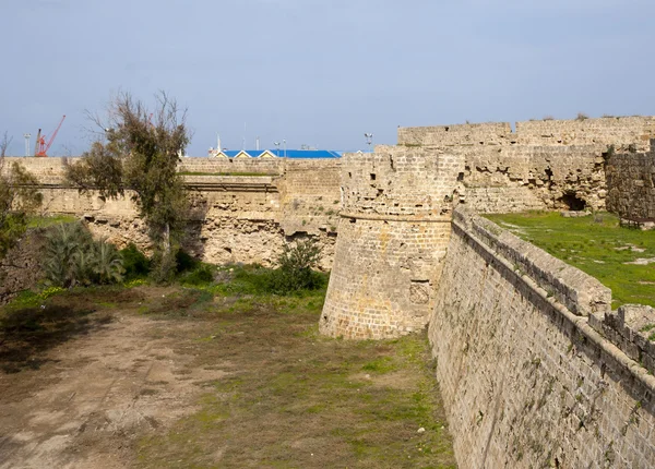 Torre de esquina circular del histórico Castillo de Otelo — Foto de Stock