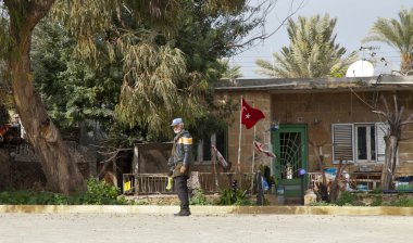 yaşlı adam infront evi