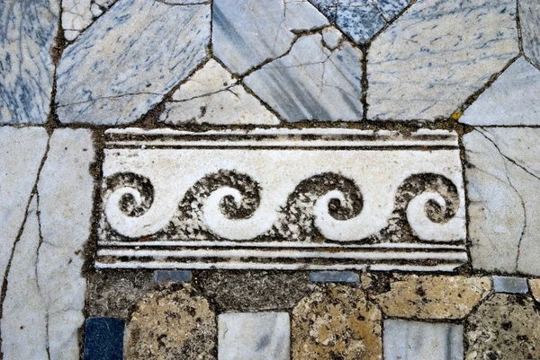 Oude versieringen op de marmeren vloer in salamis — Stockfoto