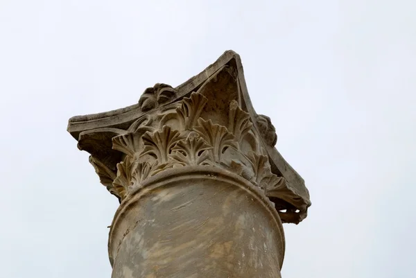 Αρχαία ιωνική στήλη στη ΣΑΛΑΜΙΝΑ — Φωτογραφία Αρχείου
