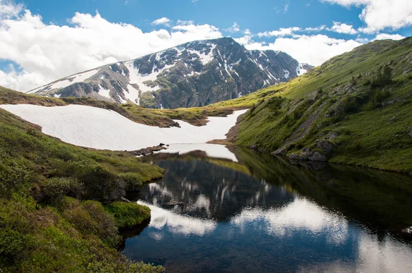 Mountain lake — Stock Photo, Image