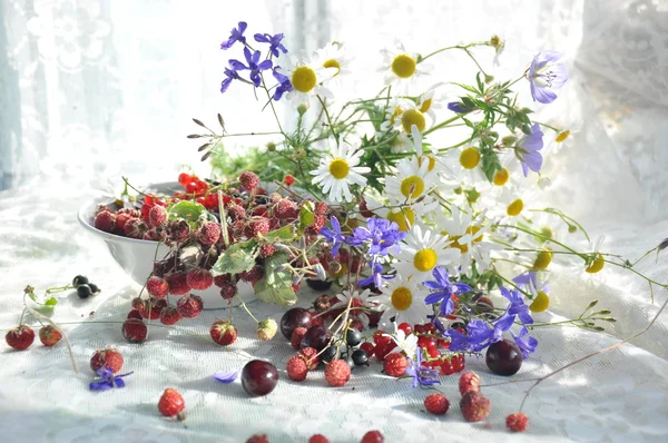 Натюрморт з ягодами та квітами Ліцензійні Стокові Зображення