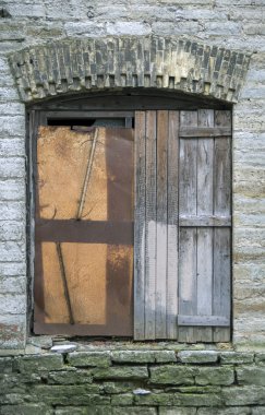 yaşlı kapalı pencere