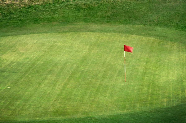 Sport: Campo da golf e Bandiera Rossa Immagine Stock