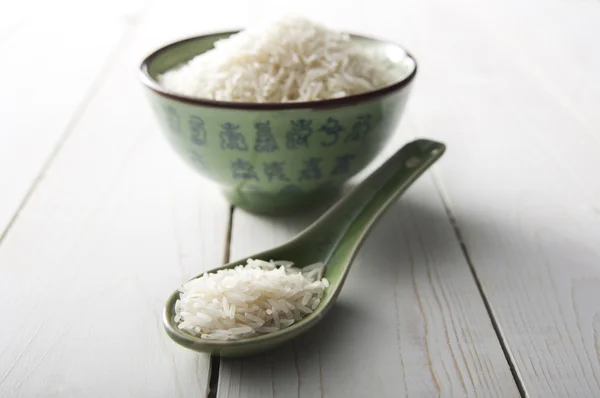 Çince yeşil bir kasede pirinç ve oymak