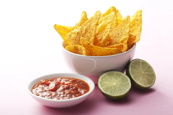Nacho, salsa ve kireç