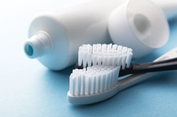 Diş fırçası ve diş macunu.