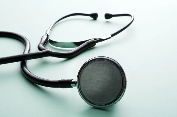 Yeşil arkaplanda steteskop
