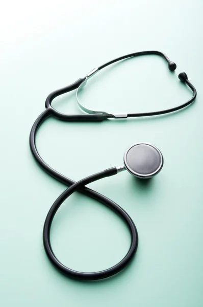 Yeşil arkaplanda steteskop