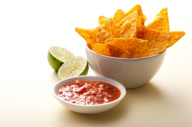 Nacho, salsa ve kireç