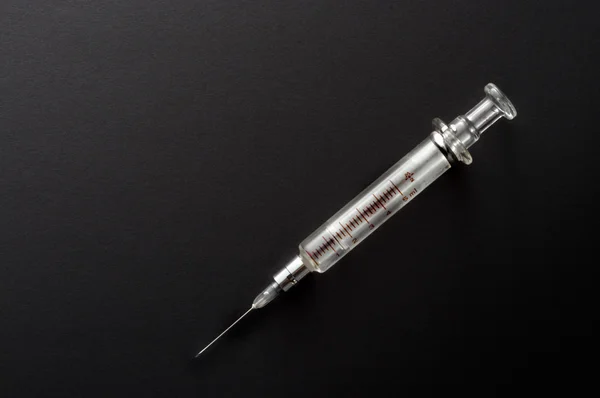 siyah üzerine şırınga