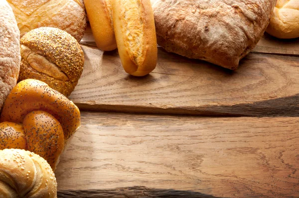 Verscheidenheid van brood op houten tafel — Stockfoto