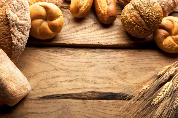 Verscheidenheid van brood op houten tafel — Stockfoto