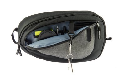 Ön fermuar boşluğunun kapalı çekim stüdyosu Len kapaklı defter işaretleyici anahtarlar profesyonel fotoğrafçı şok geçirmez su geçirmez moda siyah ve gri kumaş sırt çantalı beyaz arka plan.