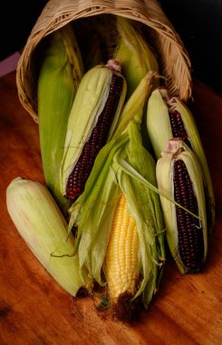 Polisler siyah ve sarı tohum yığını Tahta arka planda taze mısır