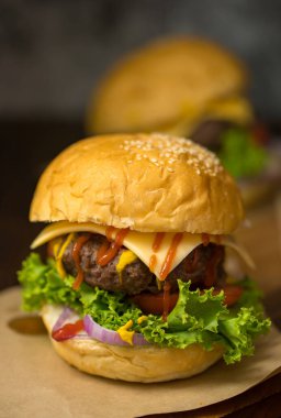 Ev yapımı biftekli ve taze sebzeli hamburgerin yakın plan çekimi..