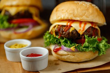 Ev yapımı biftekli hamburgeri iki renkli taze sebzeyle yakın çekim..