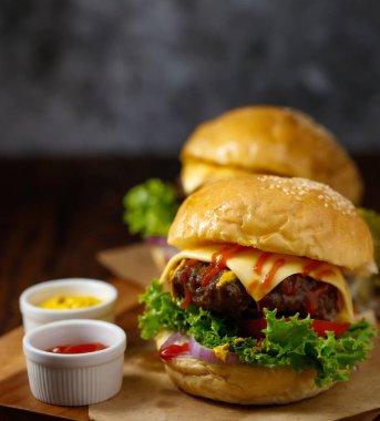 Ev yapımı biftekli hamburgeri iki renkli taze sebzeyle yakın çekim..