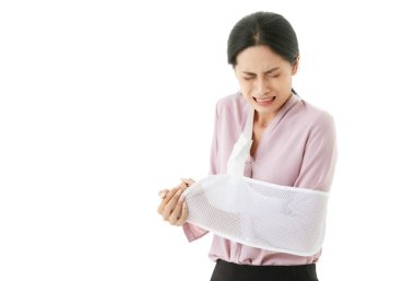 Portre yakın plan çekimleri Asyalı kadın hastanın yaralanmış ve alçıda sol kol yaralanmasından dolayı acı çekmiş ve ortopedi doktorundan destek desteği almış..