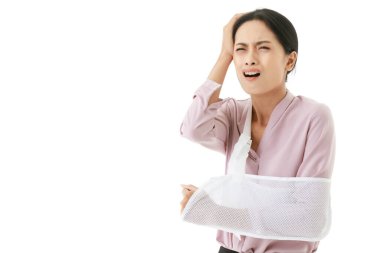 Portre yakın plan çekimleri Asyalı kadın hastanın yaralanmış ve alçıda sol kol yaralanmasından dolayı acı çekmiş ve ortopedi doktorundan destek desteği almış..