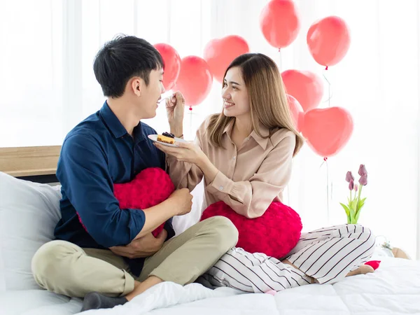 Amantes Pareja Feliz Mujer Asiática Compartiendo Pastel Dulce Con Hombre — Foto de Stock