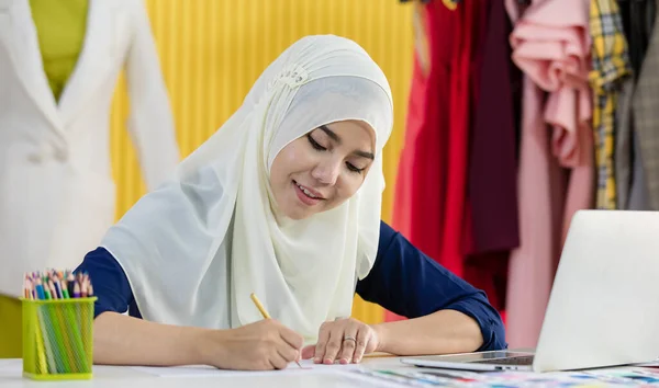 Mutlu Müslüman Kadın Tasarımcı Atölyede Masa Başında Çalışırken Işine Konsantre — Stok fotoğraf