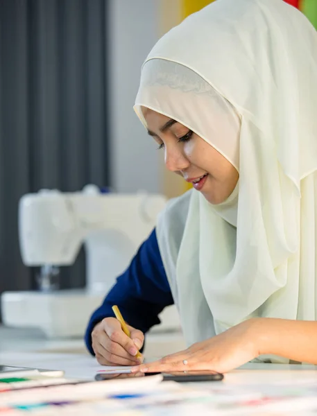 Mujer Islámica Feliz Sonriendo Centrarse Trabajo Mientras Sienta Mesa Durante — Foto de Stock