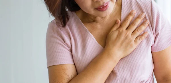 シニア女性は痛みと心疾患に直面して彼女の胸の上に穴を開けるために手を使用します Stレベルの心筋梗塞の概念 — ストック写真