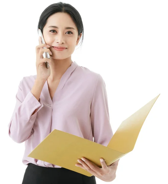 在打开文件夹监控文档时 通过智能手机与客户通话记录的现代亚洲自信 成功的女性专业办公室职员的特写特写剪镜头 — 图库照片