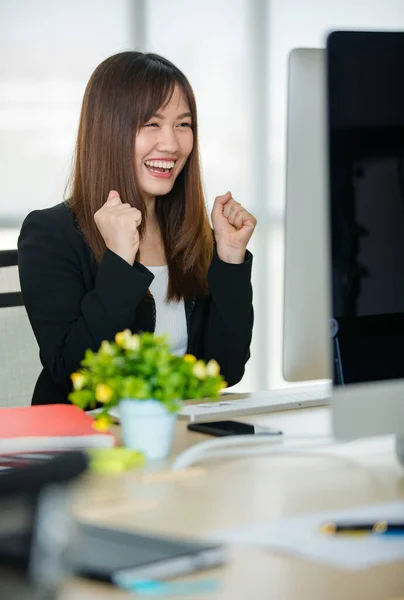 Ung Attraktiv Asiatisk Kvinna Svart Kostym Sitter Moderna Letar Kontor — Stockfoto