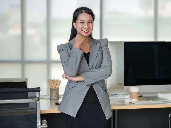 Ung Attraktiv Asiatisk Kvinna Grå Kostym Står Med Tillförsikt Moderna — Stockfoto
