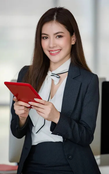 Ung Attraktiv Asiatisk Kvinna Svart Kostym Arbetar Röd Tablett Moderna — Stockfoto