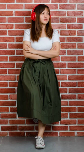 Plná Délka Mladé Atraktivní Asijské Ženy Bílém Tričku Zelené Sukně — Stock fotografie