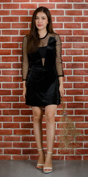 Teljes Hosszúságú Portré Fiatal Gyönyörű Vonzó Ázsiai Női Modell Fekete — Stock Fotó