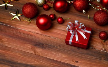 Hediyelik hediye kutusunun yakın plan görüntüsü. Altın kurdele yayı ile sarılmış. Öndeki parlak, parlak ahşap masaya yerleştirilmiş..