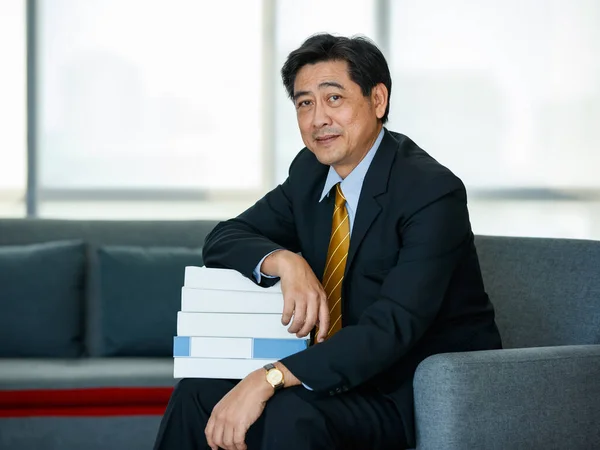 Lata Azjatycki Starszy Biznesmen Garniturze Formalnym Luksusowy Krawat Siedzący Kanapie — Zdjęcie stockowe