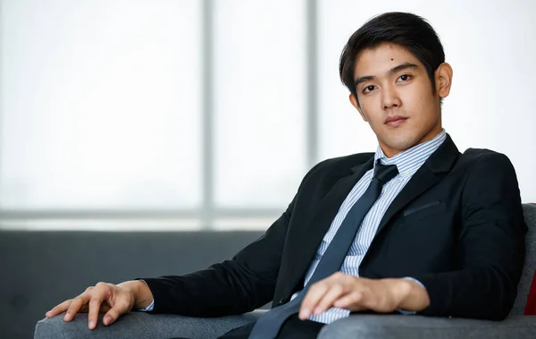 Retrato 20S Bonito Jovem Empresário Asiático Bem Sucedido Vestindo Terno — Fotografia de Stock