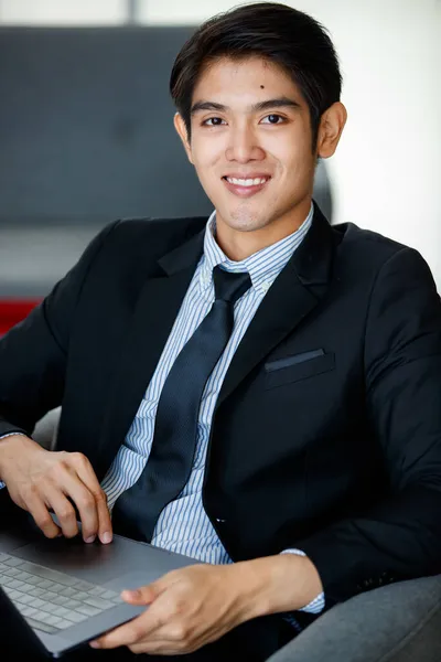 20S Asiático Jovem Empresário Bonito Vestindo Terno Formal Com Gravata — Fotografia de Stock