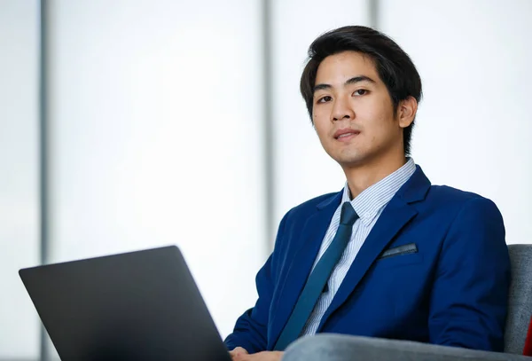 Retrato Los Años Joven Apuesto Empresario Asiático Seguro Usar Traje — Foto de Stock